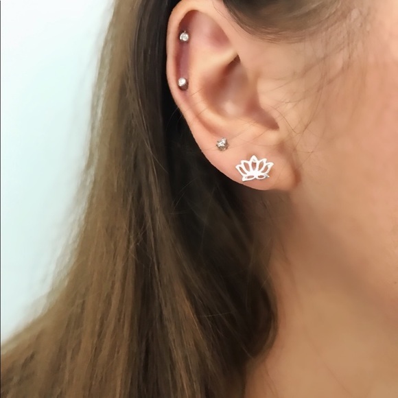 Chic silver lotus flower🌸earrings! - Picture 2 of 7